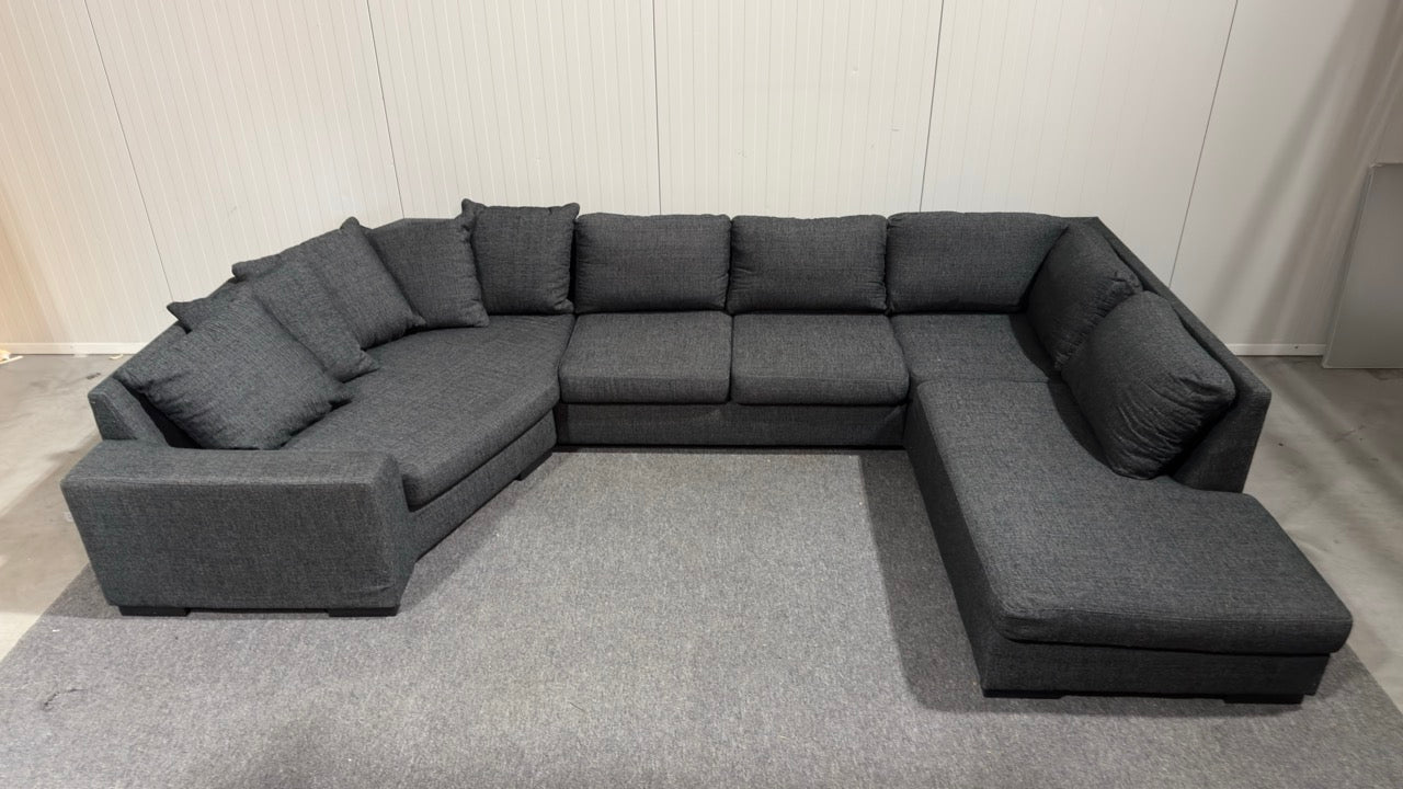 Svart U-soffa med svängt hörn