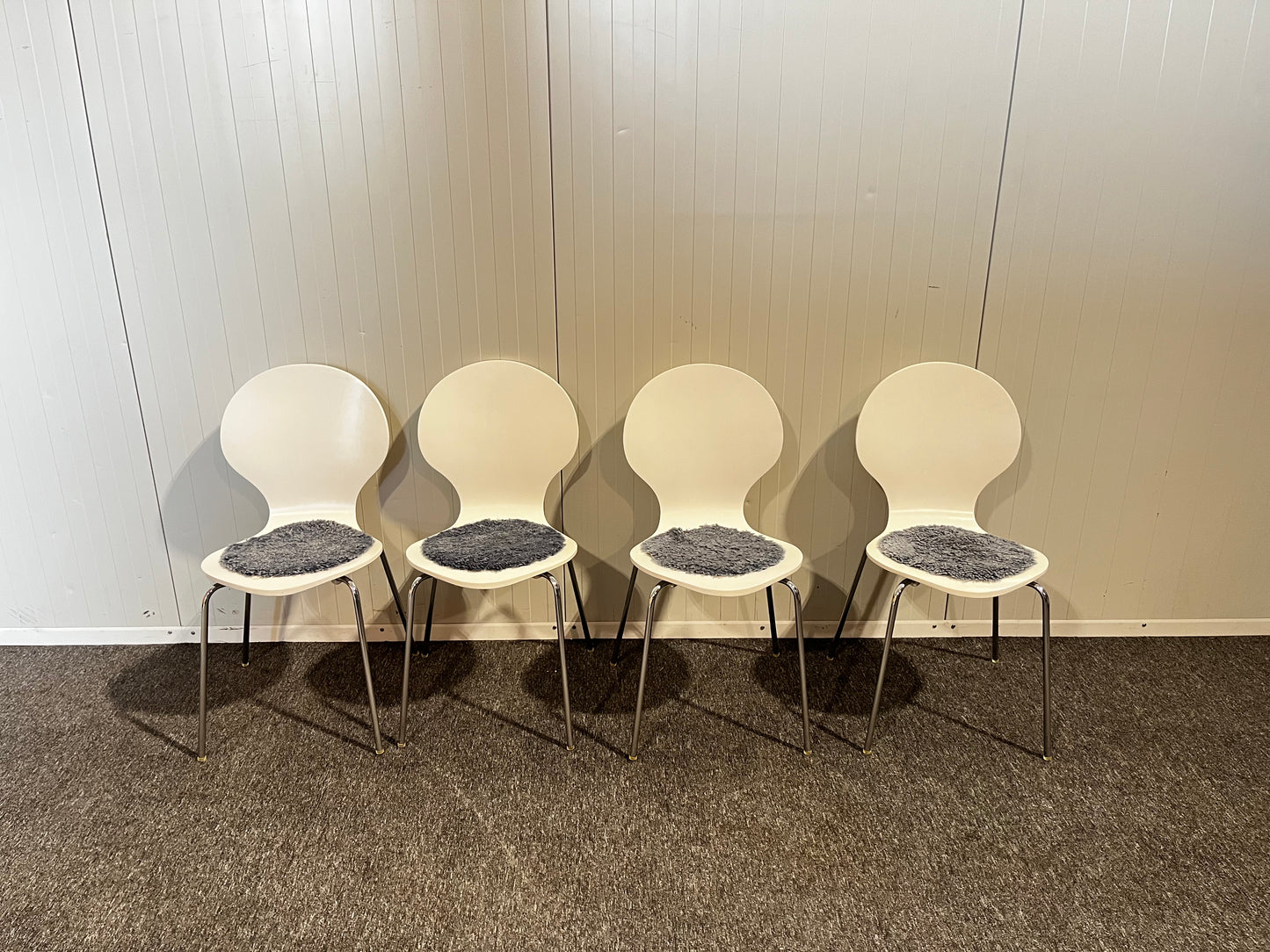 Fyra begagnade IKEA stolar i trä för matsal eller kök