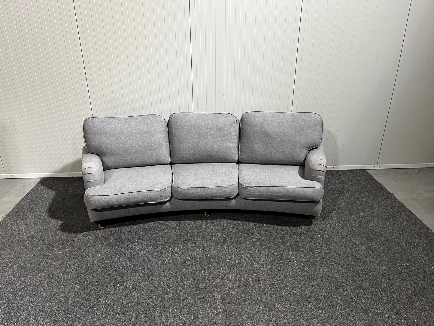 Ljusgrå Howard-soffa