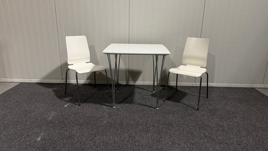 Matbord med stolar från IKEA