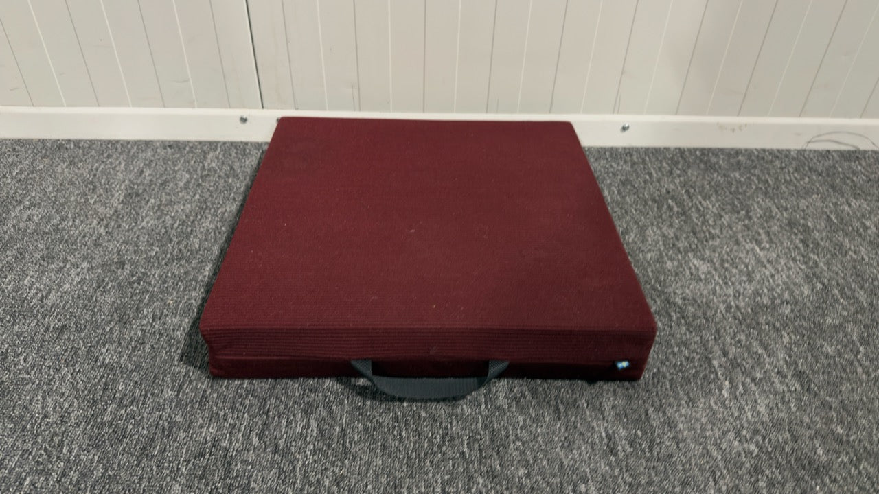 Förhöjd sittdyna i röd färg