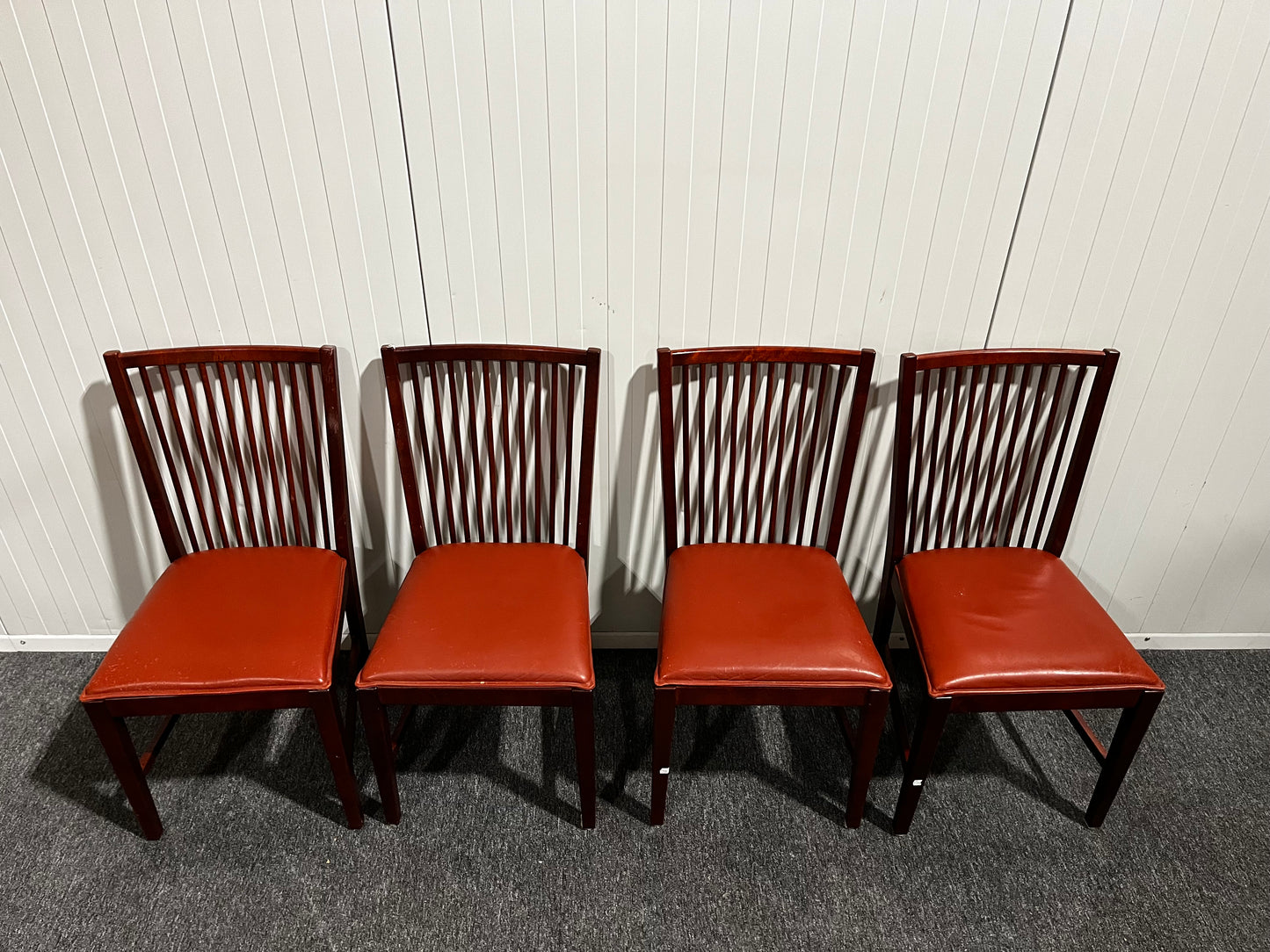 Fyra röda matstolar
