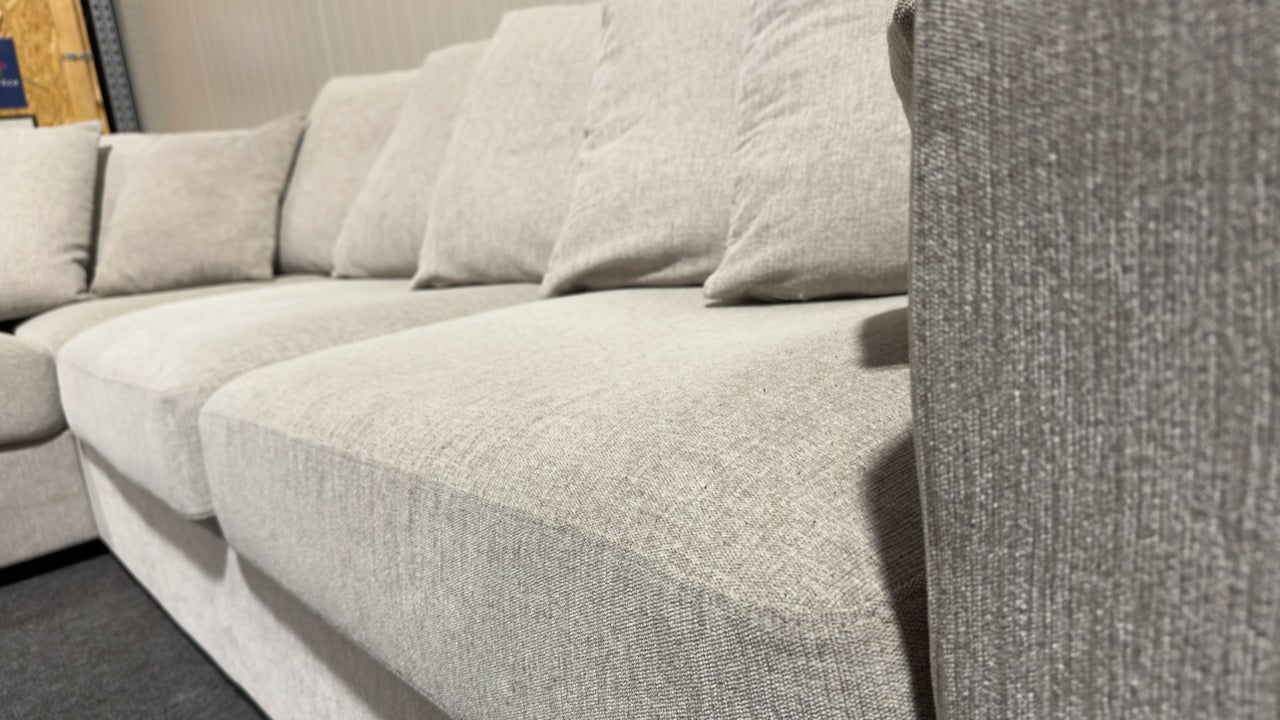 Beige ljusgrå soffa med divan från Mio