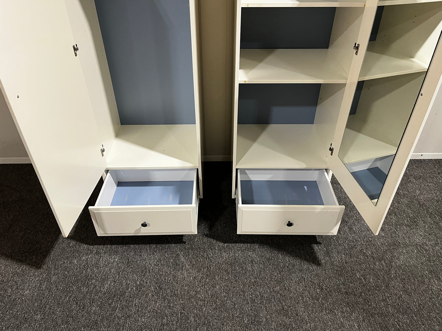 Två vita garderober varav en med spegel