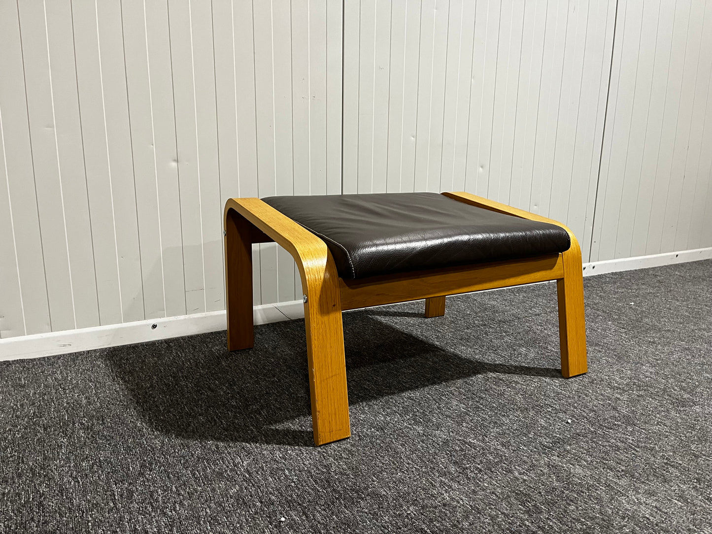 Pall i brunt läder