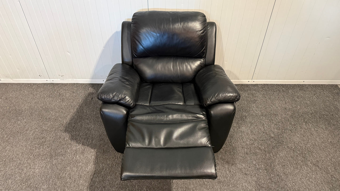 Begagnad svart recliner-fåtölj i läder