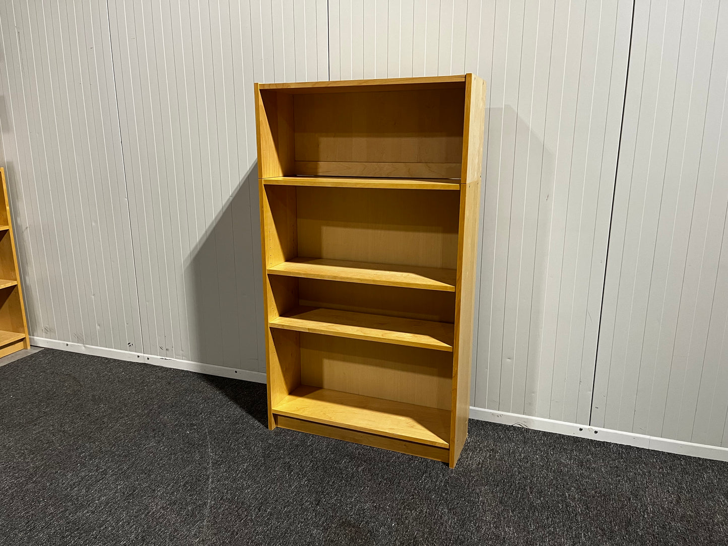 Bokhylla med fyra hyllplan – praktisk förvaring
