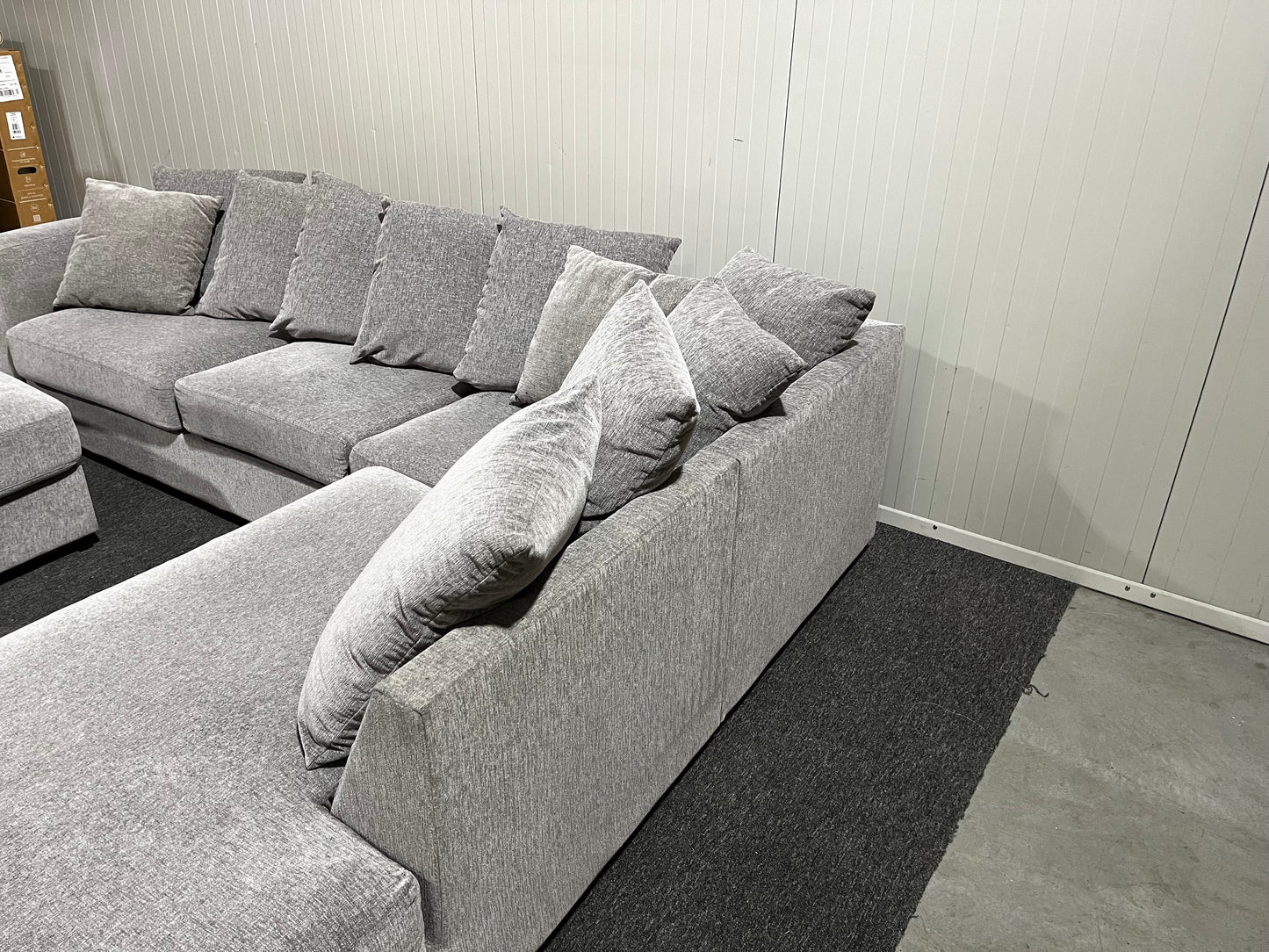 Grå soffa med divan och fotpall inklusive