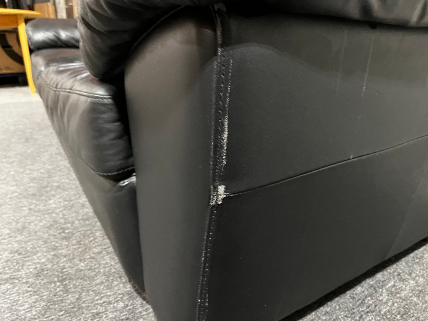 Tvåsitsig svart lädersoffa