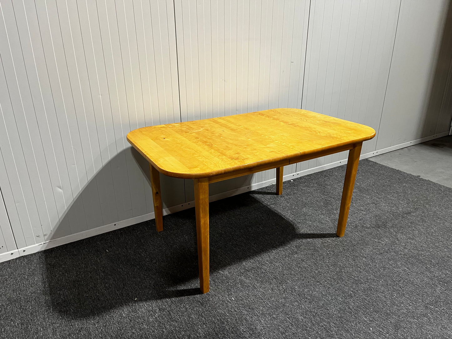 Träfärgat matbord med iläggsskiva – flexibel lösning för fler gäster