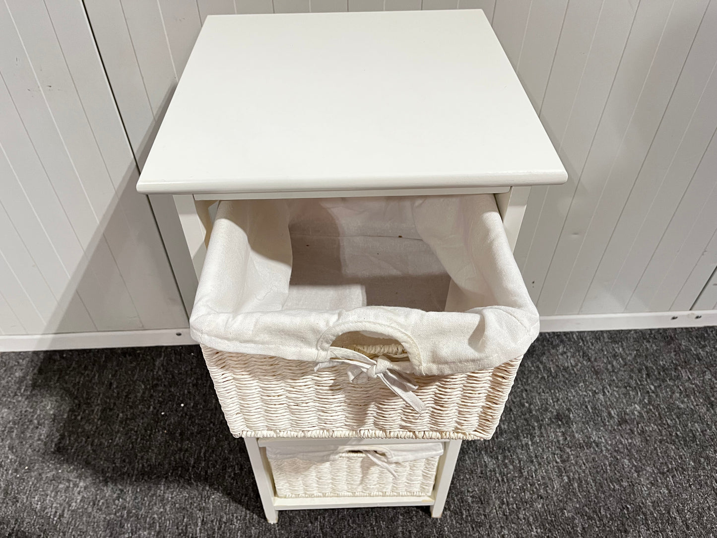 Begagnad IKEA badrumsförvaring med tre hyllplan i vit färg