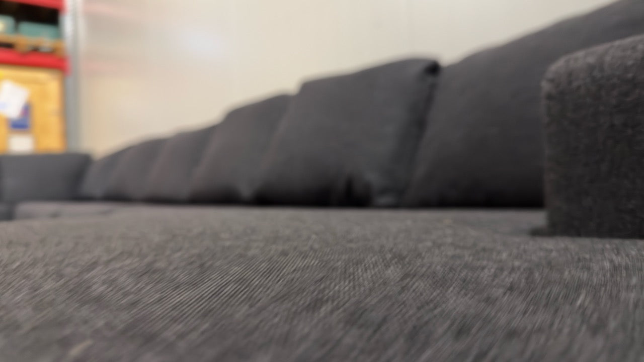 Begagnad svart U-soffa – plats för cirka 10 personer