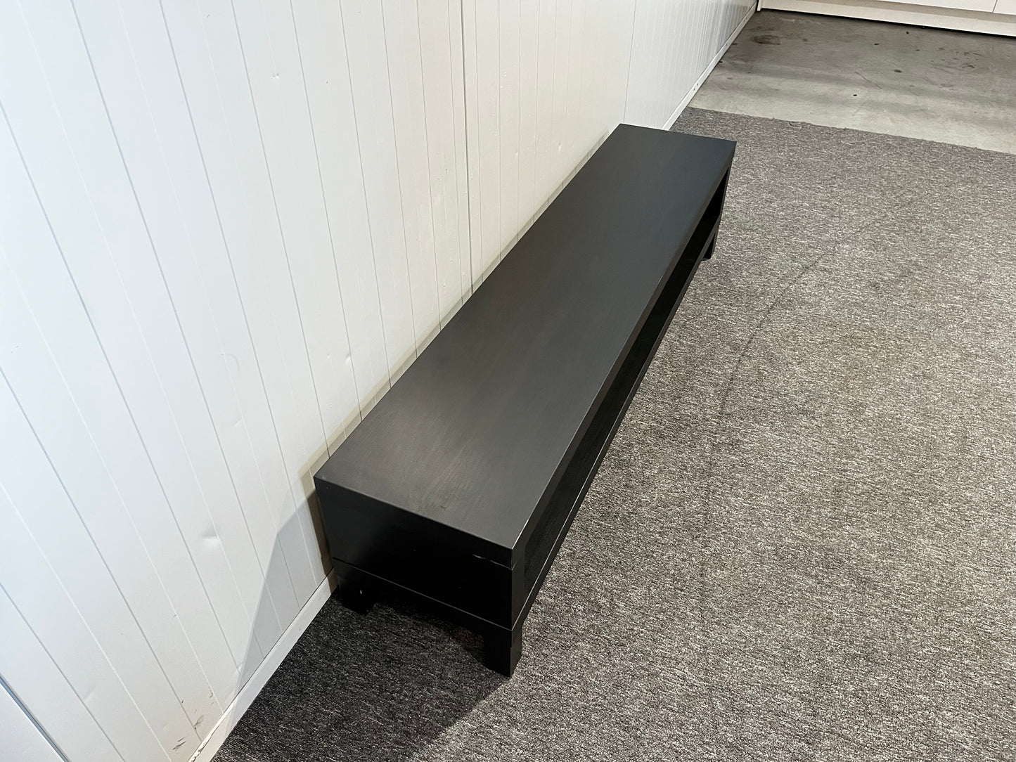 Begagnad svart TV bänk från IKEA