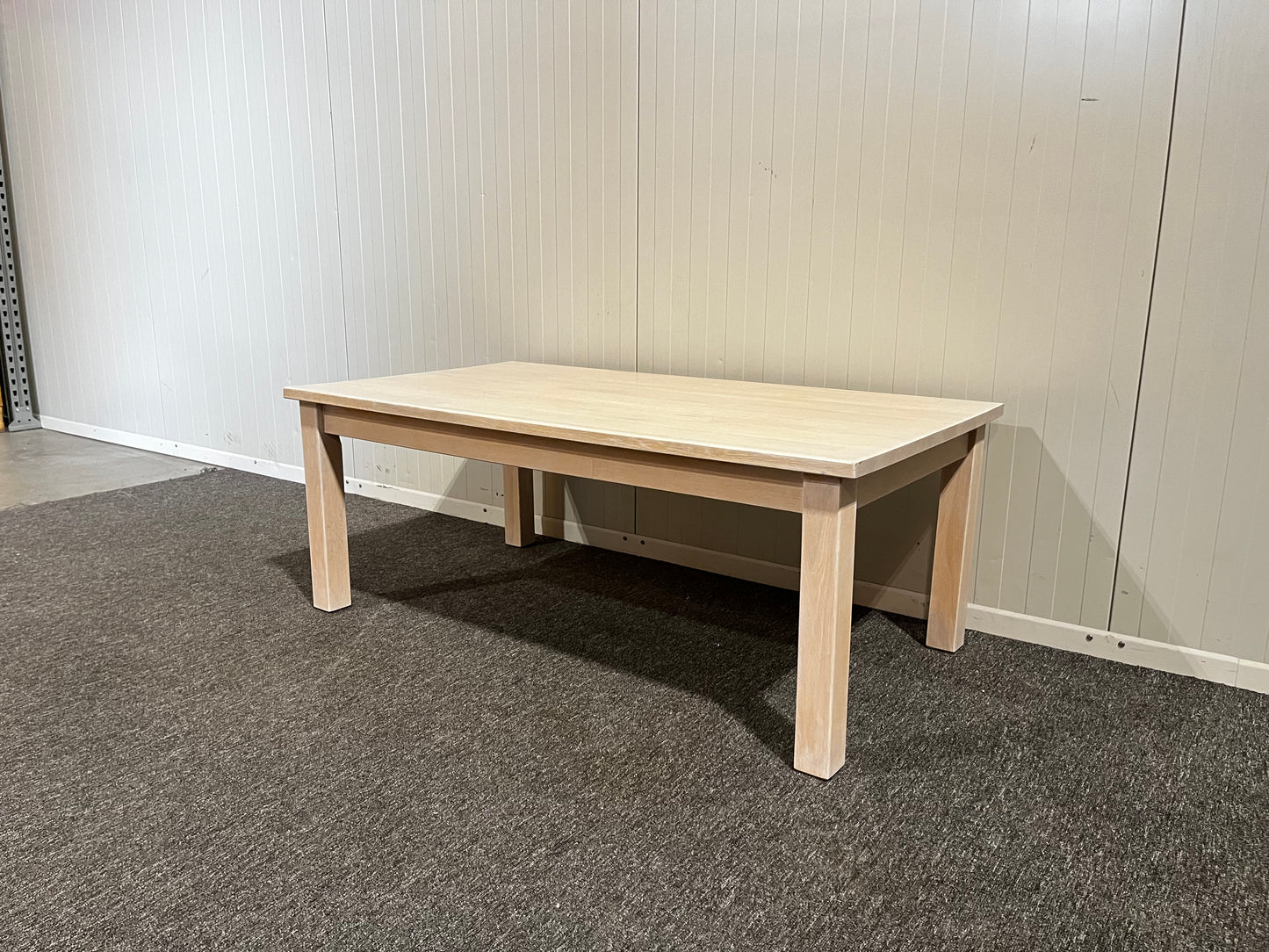 Begagnad soffbord i gediget trä sprutmålat i vit färg