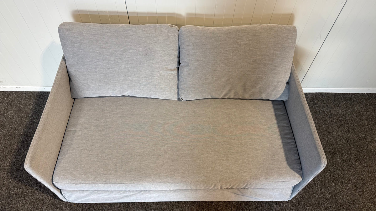 Begagnad grå IKEA bäddsoffa ben detalj