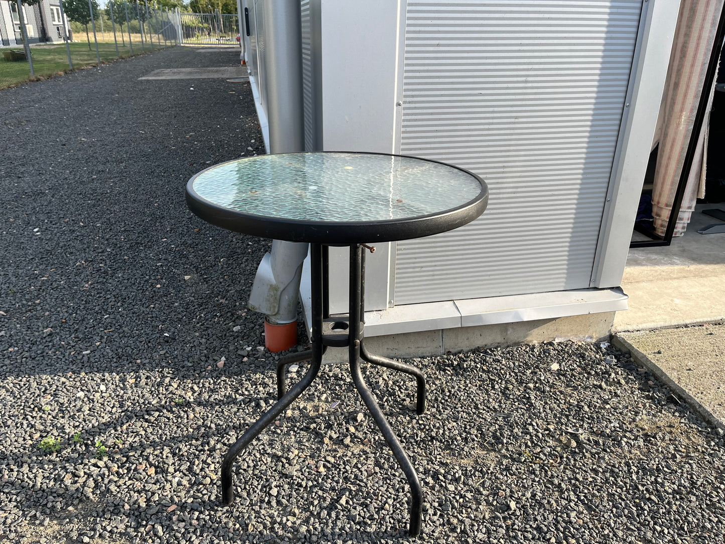 Utebord i metall med glasskiva – svart