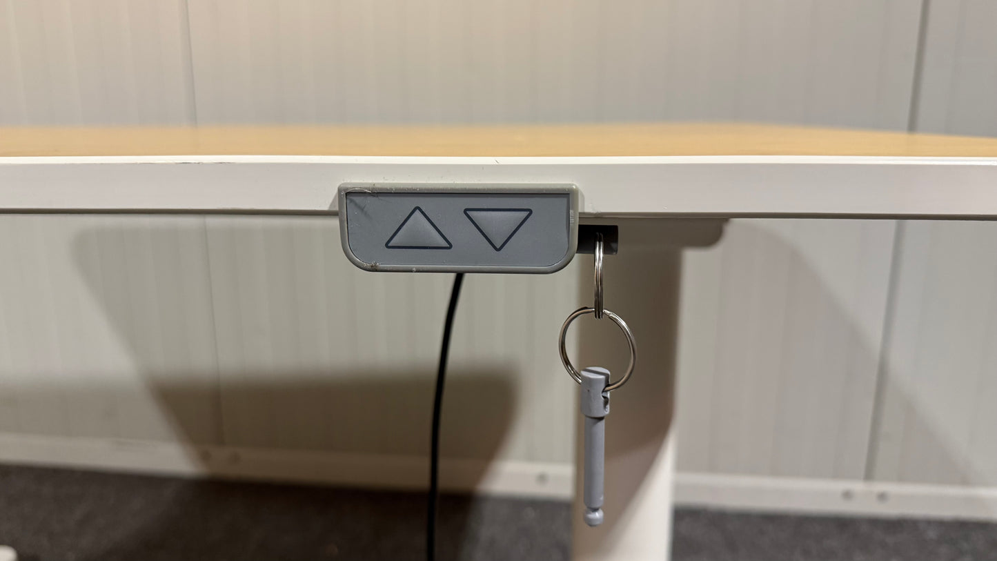 Begagnat IKEA höj och sänkbart skrivbord i mindre storlek