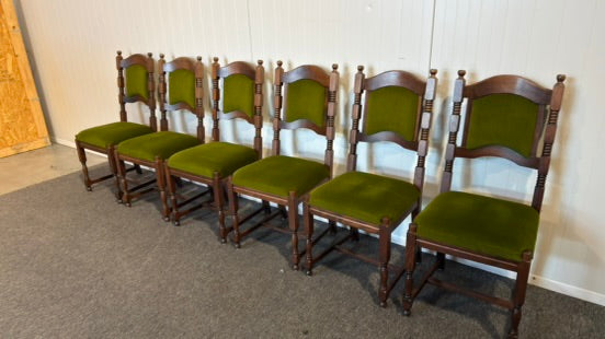 Elegant begagnad matgrupp med bord och stolar i mycket gott skick