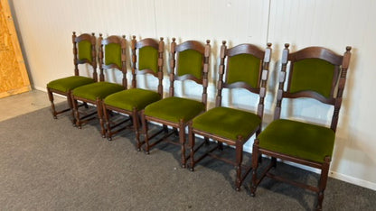 Elegant begagnad matgrupp med bord och stolar i mycket gott skick