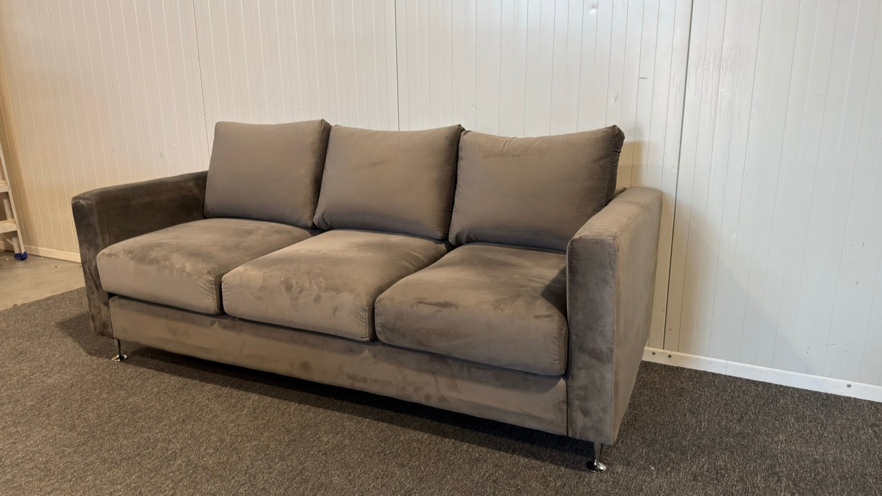 Begagnad tresitsig sammetsoffa från IKEA i mycket gott skick