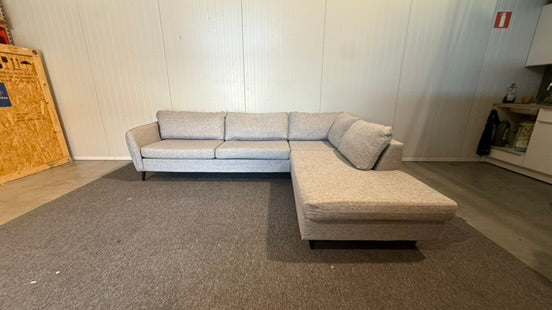 Begagnad grå divansoffa i mycket gott skick