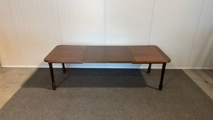 Elegant begagnad matgrupp med bord och stolar i mycket gott skick