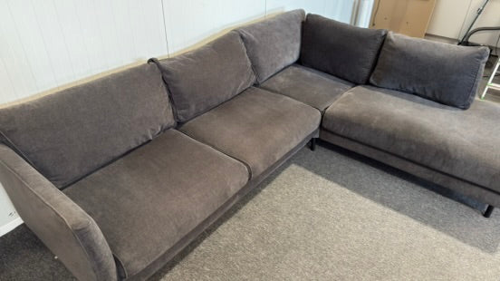 Begagnad mörkgrå Bellus soffa med divan