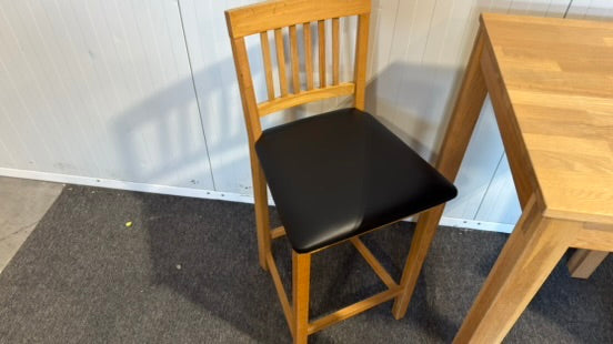 Begagnat träfärgat IKEA barbord med läderstolar