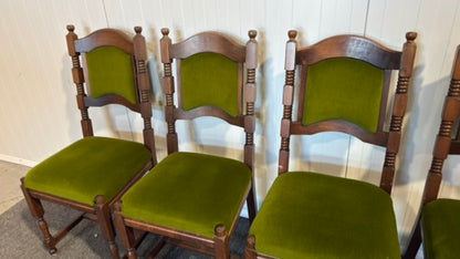 Elegant begagnad matgrupp med bord och stolar i mycket gott skick