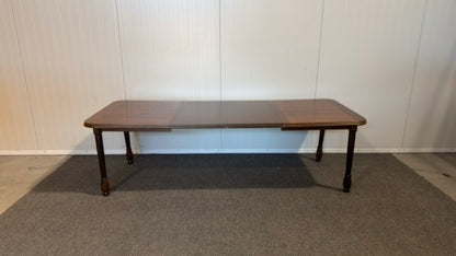 Elegant begagnad matgrupp med bord och stolar i mycket gott skick