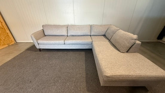 Begagnad grå divansoffa i mycket gott skick