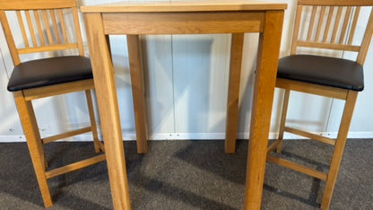 Begagnat träfärgat IKEA barbord med läderstolar