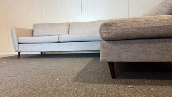 Begagnad grå divansoffa i mycket gott skick