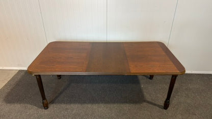 Elegant begagnad matgrupp med bord och stolar i mycket gott skick