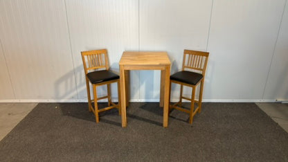 Begagnat träfärgat IKEA barbord med läderstolar
