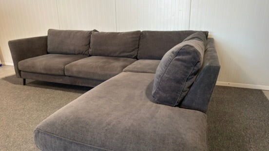Begagnad mörkgrå Bellus soffa med divan