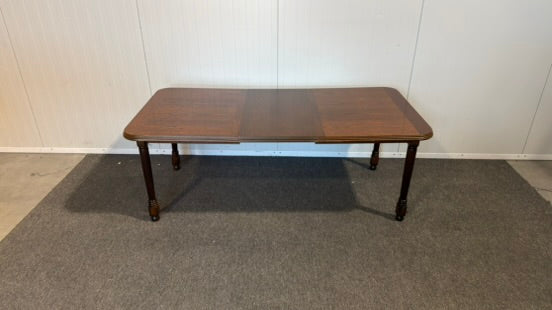 Elegant begagnad matgrupp med bord och stolar i mycket gott skick