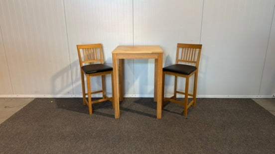 Begagnat träfärgat IKEA barbord med läderstolar