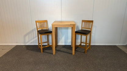 Begagnat träfärgat IKEA barbord med läderstolar