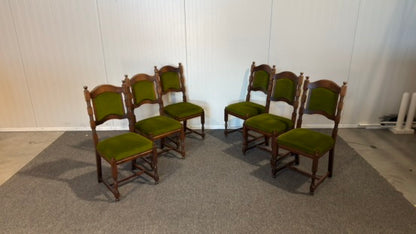 Elegant begagnad matgrupp med bord och stolar i mycket gott skick