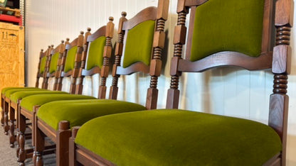 Elegant begagnad matgrupp med bord och stolar i mycket gott skick
