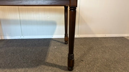 Elegant begagnad matgrupp med bord och stolar i mycket gott skick