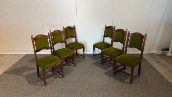 Elegant begagnad matgrupp med bord och stolar i mycket gott skick