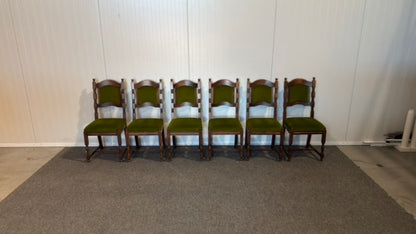 Elegant begagnad matgrupp med bord och stolar i mycket gott skick