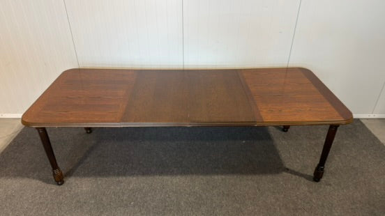 Elegant begagnad matgrupp med bord och stolar i mycket gott skick