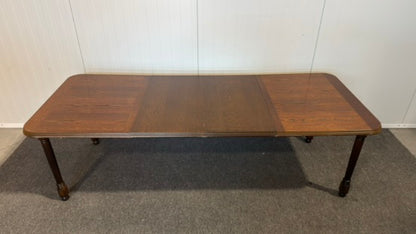 Elegant begagnad matgrupp med bord och stolar i mycket gott skick