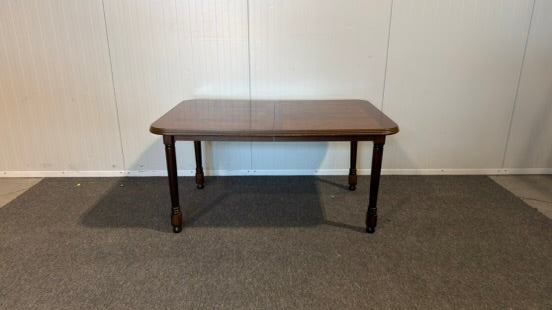 Elegant begagnad matgrupp med bord och stolar i mycket gott skick