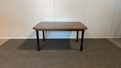 Elegant begagnad matgrupp med bord och stolar i mycket gott skick