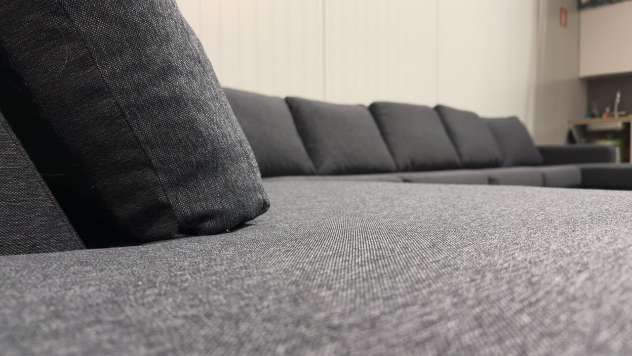 Stor svart U-soffa – plats för cirka 10 personer