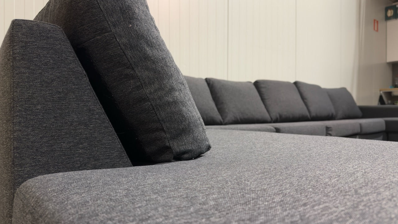Stor svart U-soffa – plats för cirka 10 personer